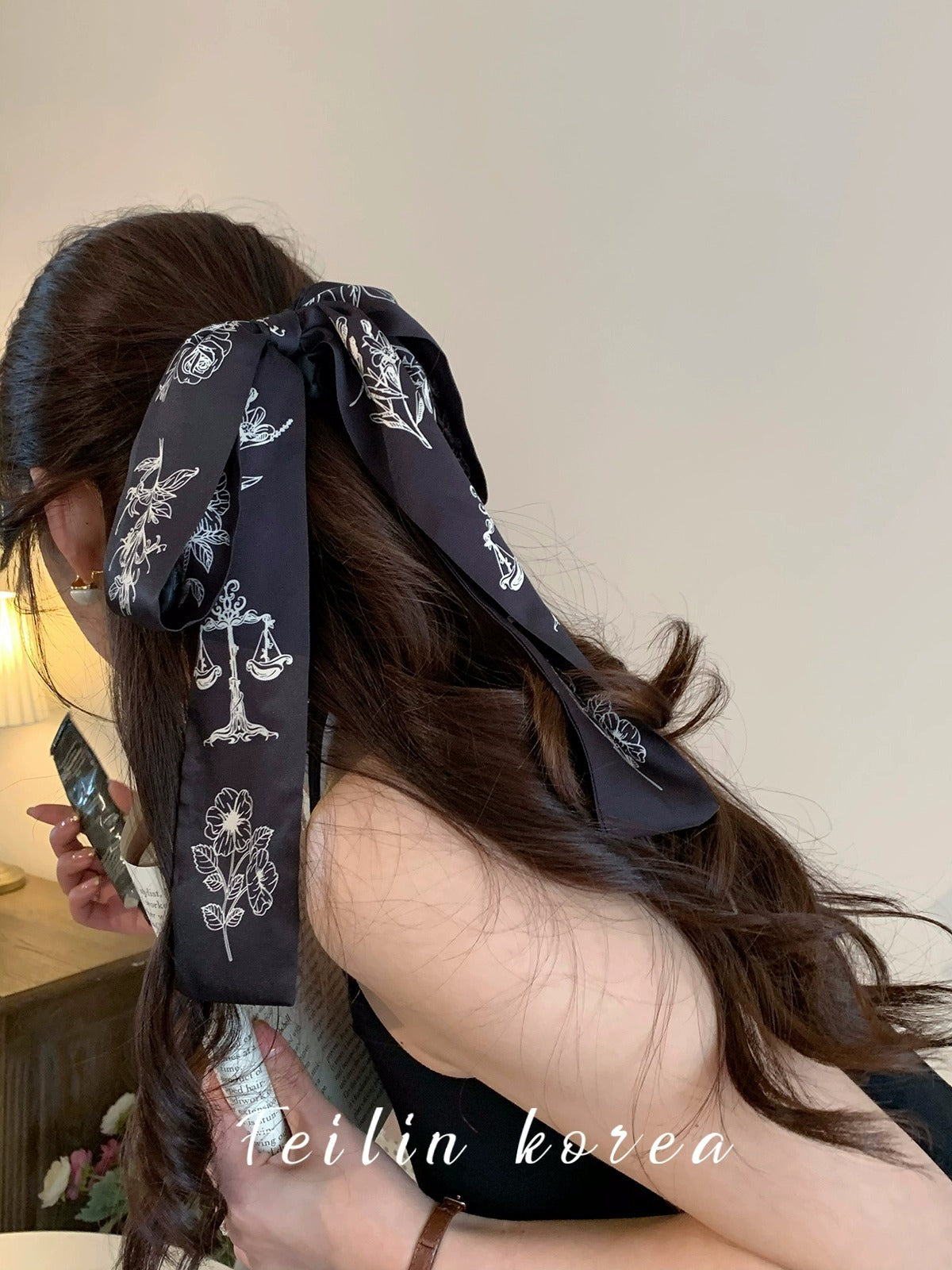 Stylish hair accessory for women in black