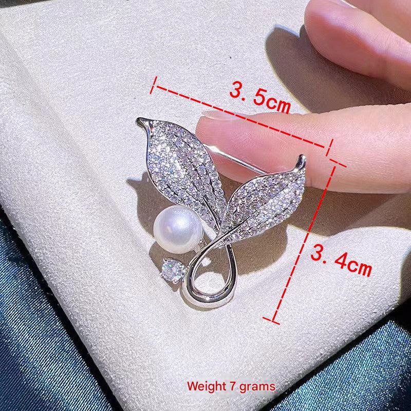 Elegant gold leaf brooch with pearls