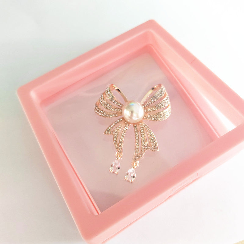 Stylish rhinestone brooch with ribbon design