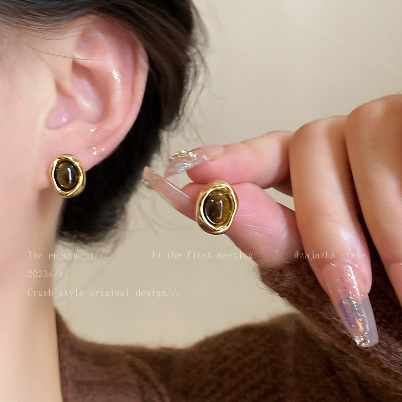 Elegant metal earrings with round design