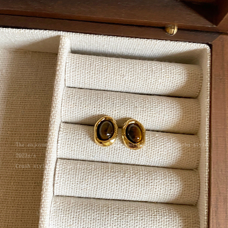 Elegant metal earrings with round design