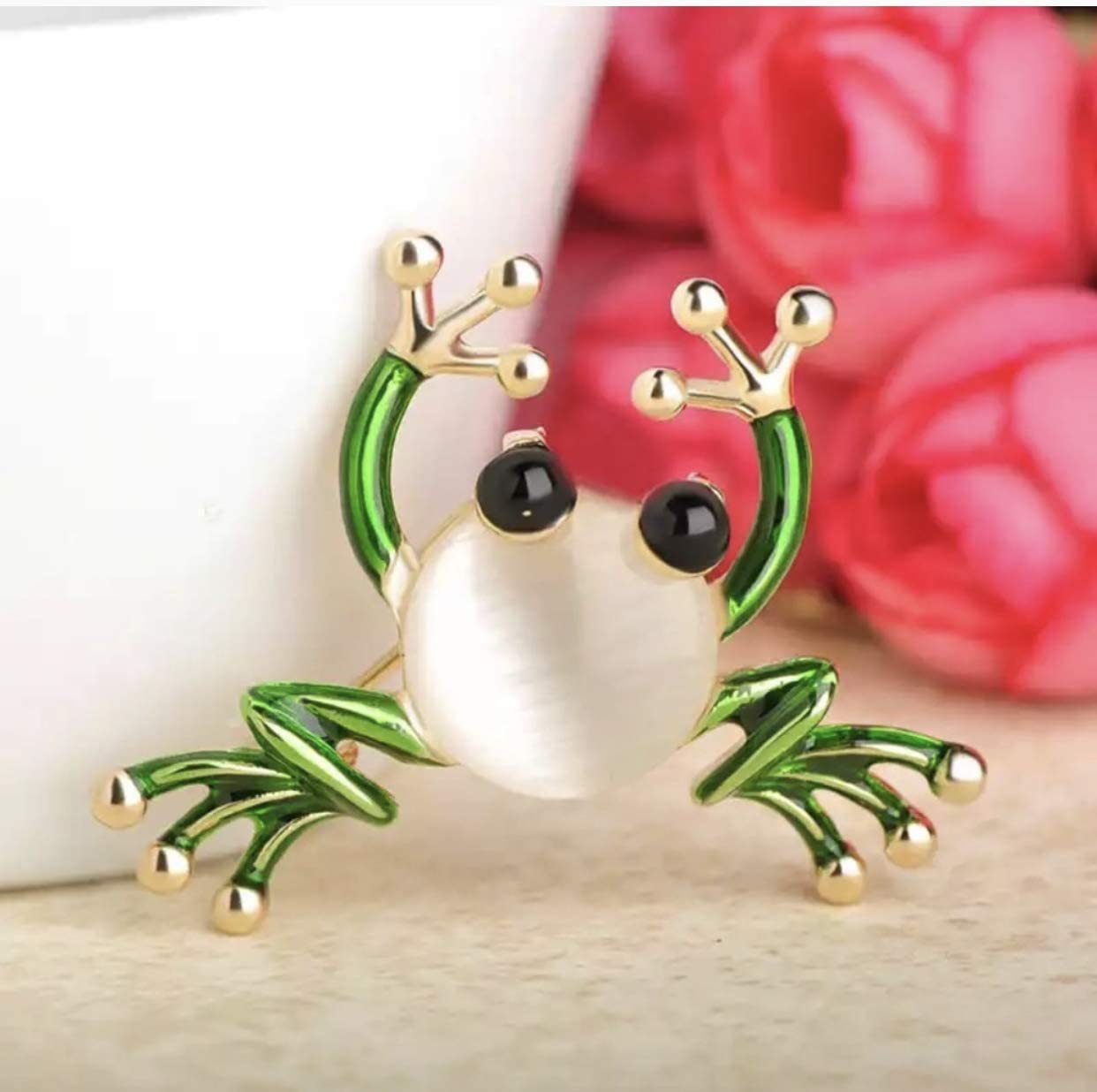 Animal pin brooch bee design