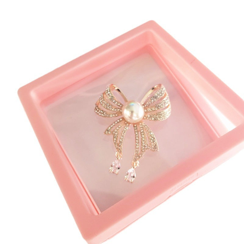 Elegant pearl floral pin for women