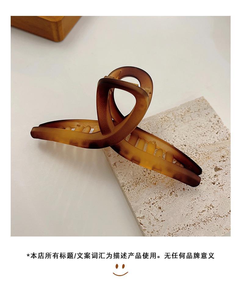 Versatile Hair Claw in Black and Amber Colors - Image 3