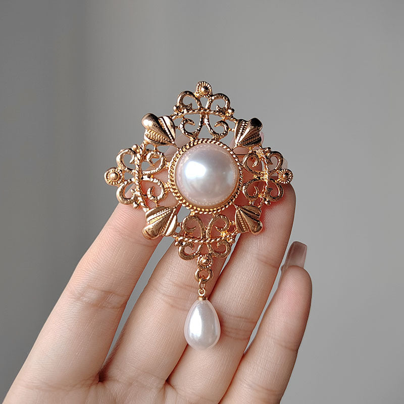 Elegant Vintage Pearl Brooch - Close-up