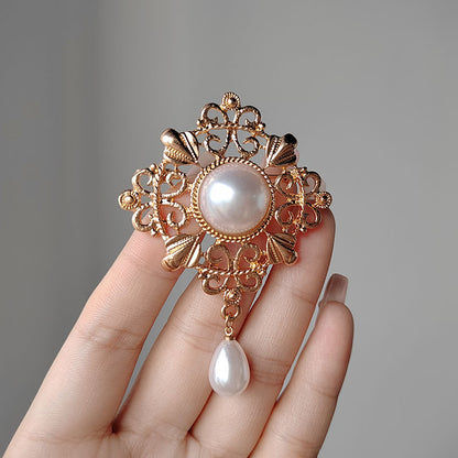 Elegant Vintage Pearl Brooch - Close-up