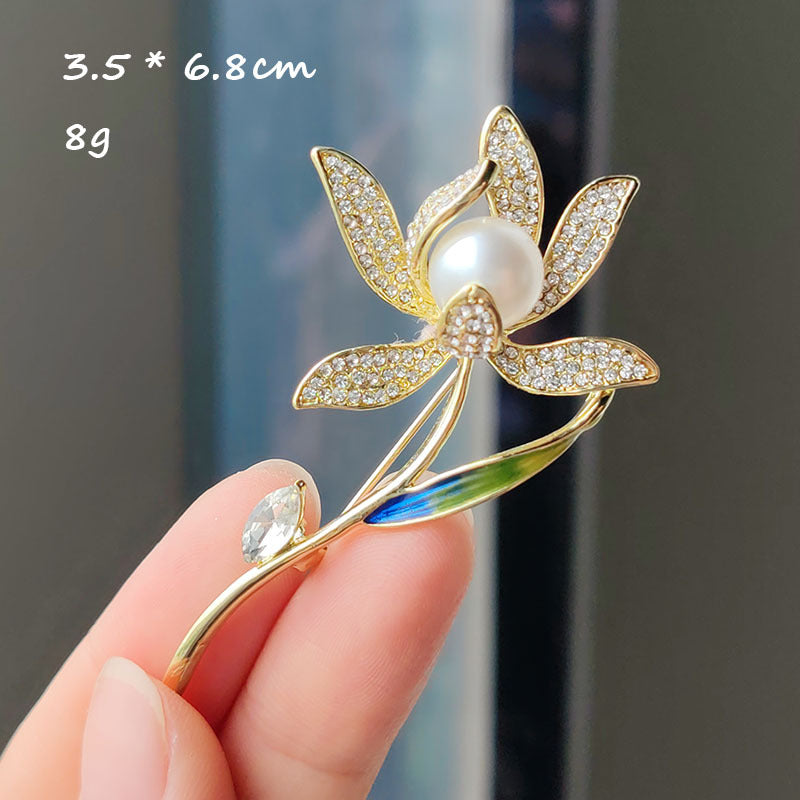 Elegant brooch displayed with gift packaging - image 6