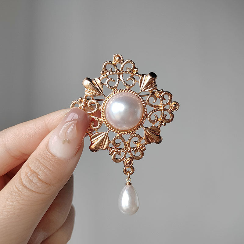 Elegant Vintage Pearl Brooch - With Background