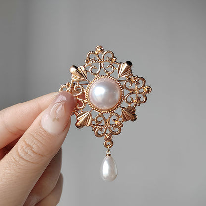Elegant Vintage Pearl Brooch - With Background