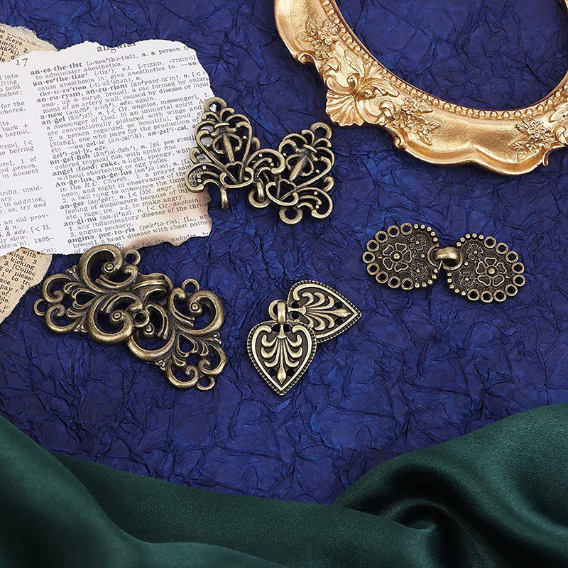 Stylish scarf clip in gold finish