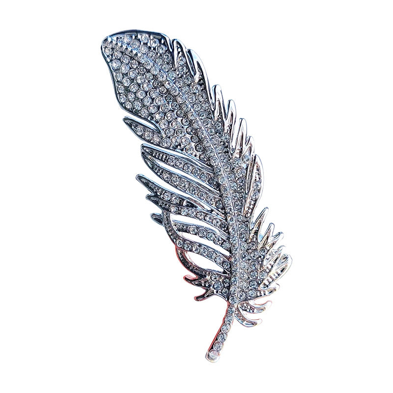 Fashion brooch with detailed design