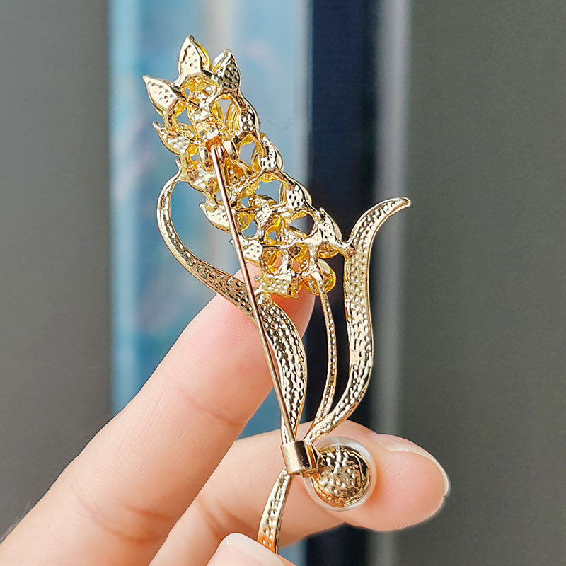 Charming Wheat Ears Brooch Close-up Image 3
