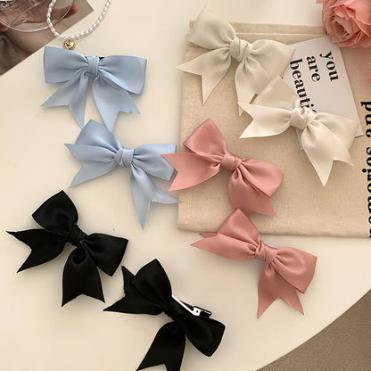 Charming bow hair clip in black