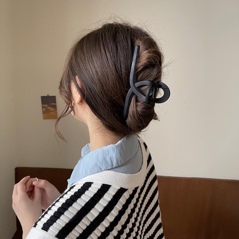 Fashionable Hair Accessories for All Seasons - Image 7