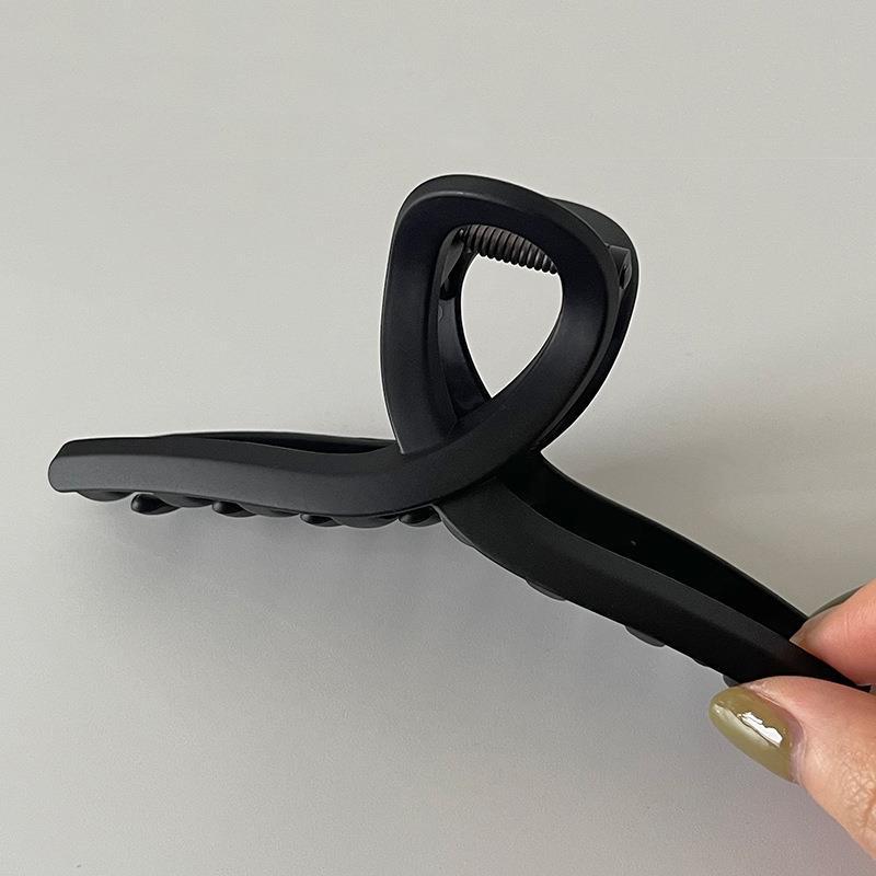 Versatile Hair Claw in Black and Amber Colors - Image 3