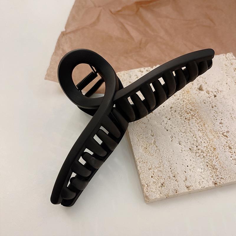 Stylish Hair Clip from Different Angles - Image 2