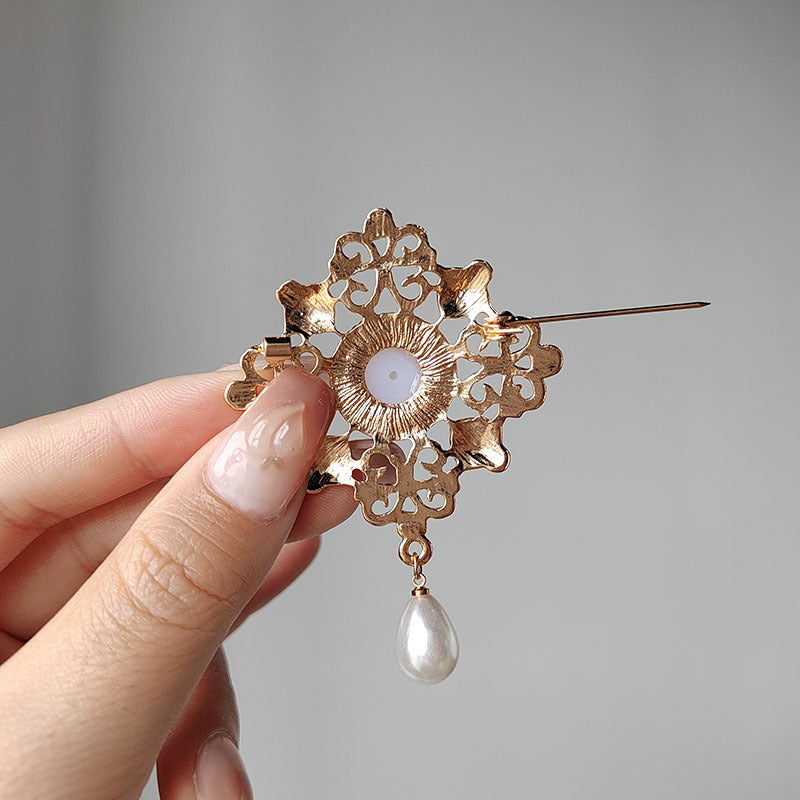 Elegant Vintage Pearl Brooch - Fashion Display