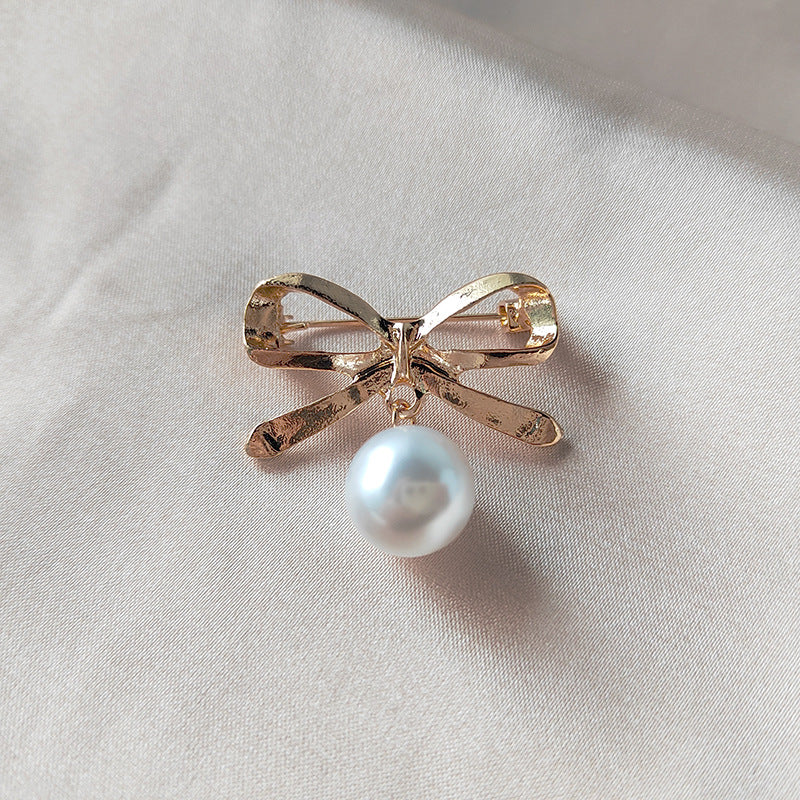 Gold finish butterfly pin with pearls - Image 5